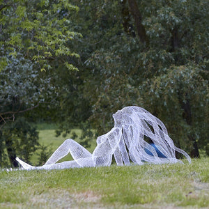 Ninfa Seduta - Wiremesh painted sculpture in epoxy resin by Capaccioli Daniela - Fp Art Online