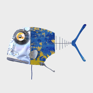 Pesce che fa Sicuramente Compagnia - Recycled polymaterial assembly by Pilato Stefano - Fp Art Online